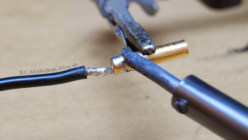 Kabel an den Stecker löten Kabel an den Stecker löten