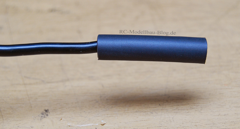 Schrumpfschlauch über dem Stecker (ungeschrumpft) Schrumpfschlauch über dem Stecker (ungeschrumpft)