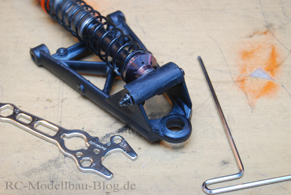 Dämpfer eingebaut und verschraubt