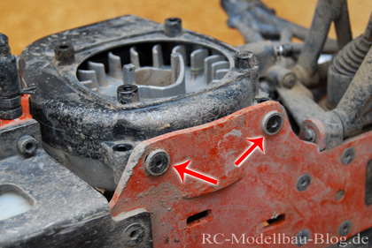 Abdeckplatte lösen, Schrauben unter dem Chassis - HPI Baja 5B SS