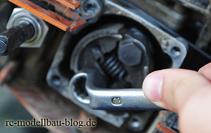 Mit einem 14er Schlüssel lassen sich die Schrauben (von der FG Kupplung) lösen