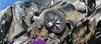 Kaputtes HPI Savage Hauptzahnrad, der Motor ist bereits ausgebaut. Kaputtes HPI Savage Hauptzahnrad